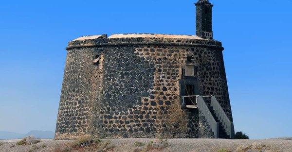 Découvrez les sites incontournables de l'île de Lanzarote : une visite des volcans à ne pas manquer