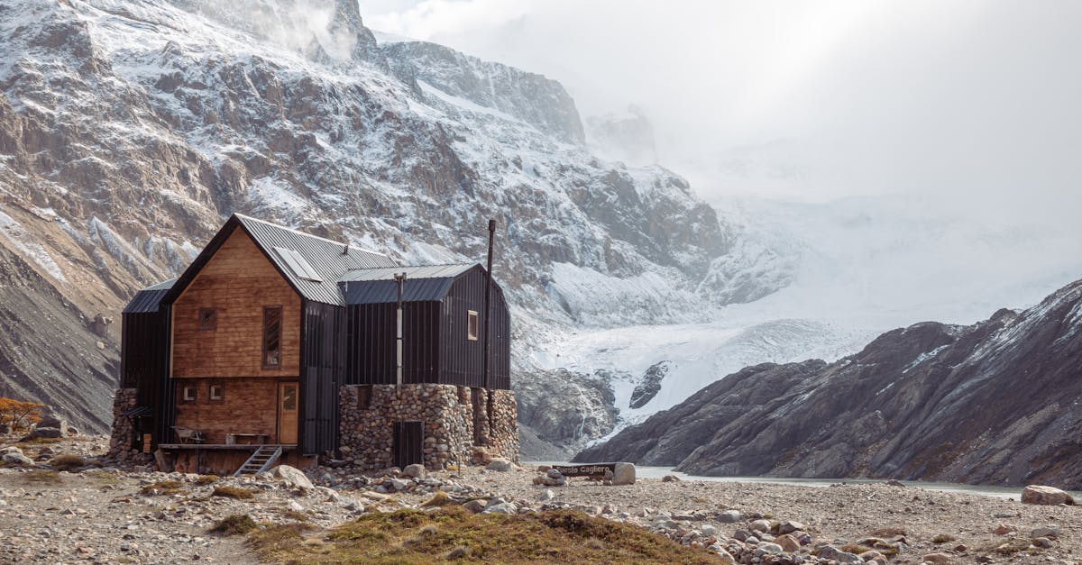 découvrez el chaltén, un village pittoresque niché au cœur des montagnes en patagonie, argentine. profitez de la beauté naturelle exceptionnelle, des sentiers de randonnée et de l'ambiance chaleureuse de cette destination unique.